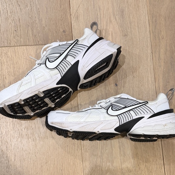 Nike White and Black Athletic Shoes - Picture 2 of 2